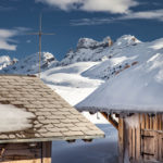 Zwei Hütten im Schnee