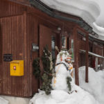schneebedecktes Haus mit Briefkasten