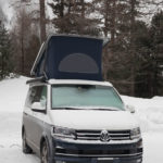 VW California mit aufgestelltem Dachzelt auf dem Camping Morteratsch