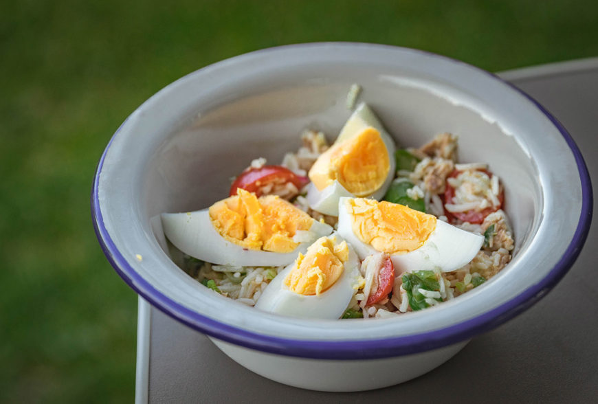 Der fertige Reissalat mit grünem Spargel, Thunfisch und Ei