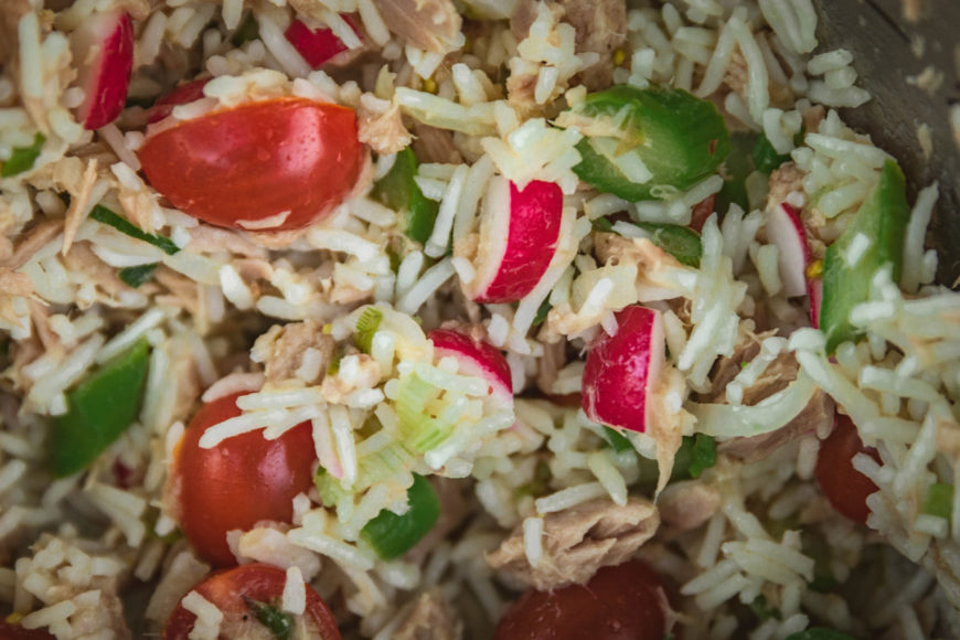 Alle Zutaten vermischt für Reissalat mit Spargel und Thunfisch