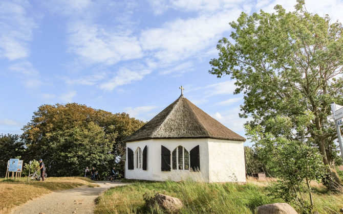 Kapelle in Vitt auf Rügen in der alten Farbe Weiss