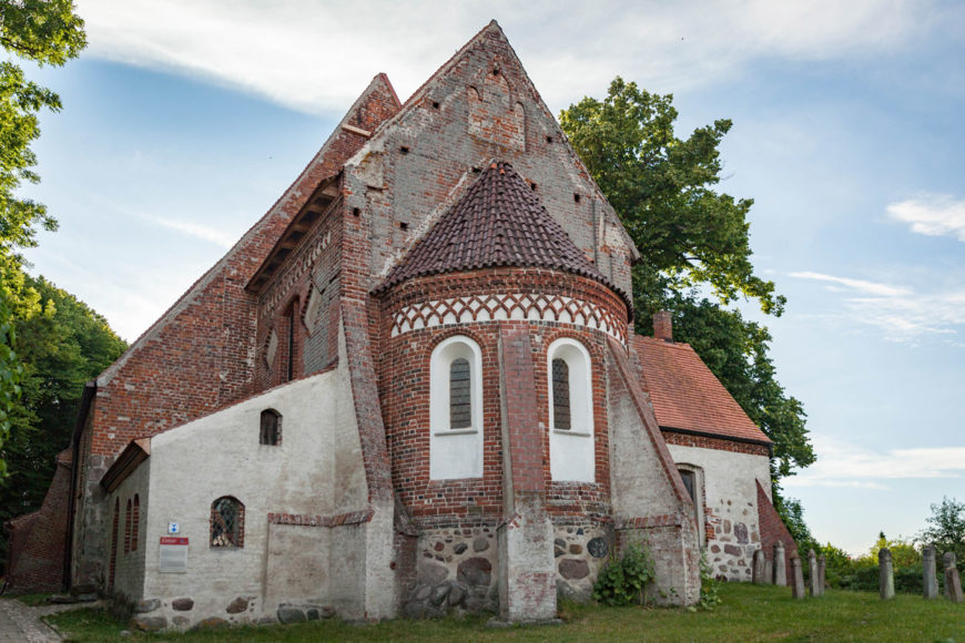 Die Vorderansicht der alten Kirche in Altenkirchen, Rügen