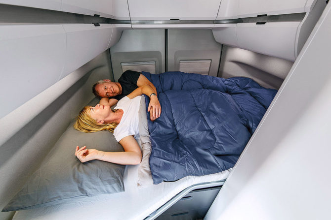 Der Schlafbereich im Heck des VW Grand California mit grossem Bett